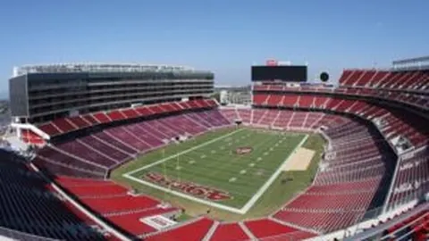 杰伦-格林半场数据低迷：三分线外7投2中，得分12分，篮板与助攻均为2次。